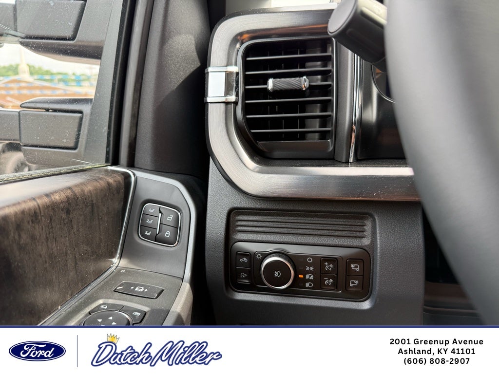 2026 Ford F-350 LARIAT 4WD Crew Cab 8' Box